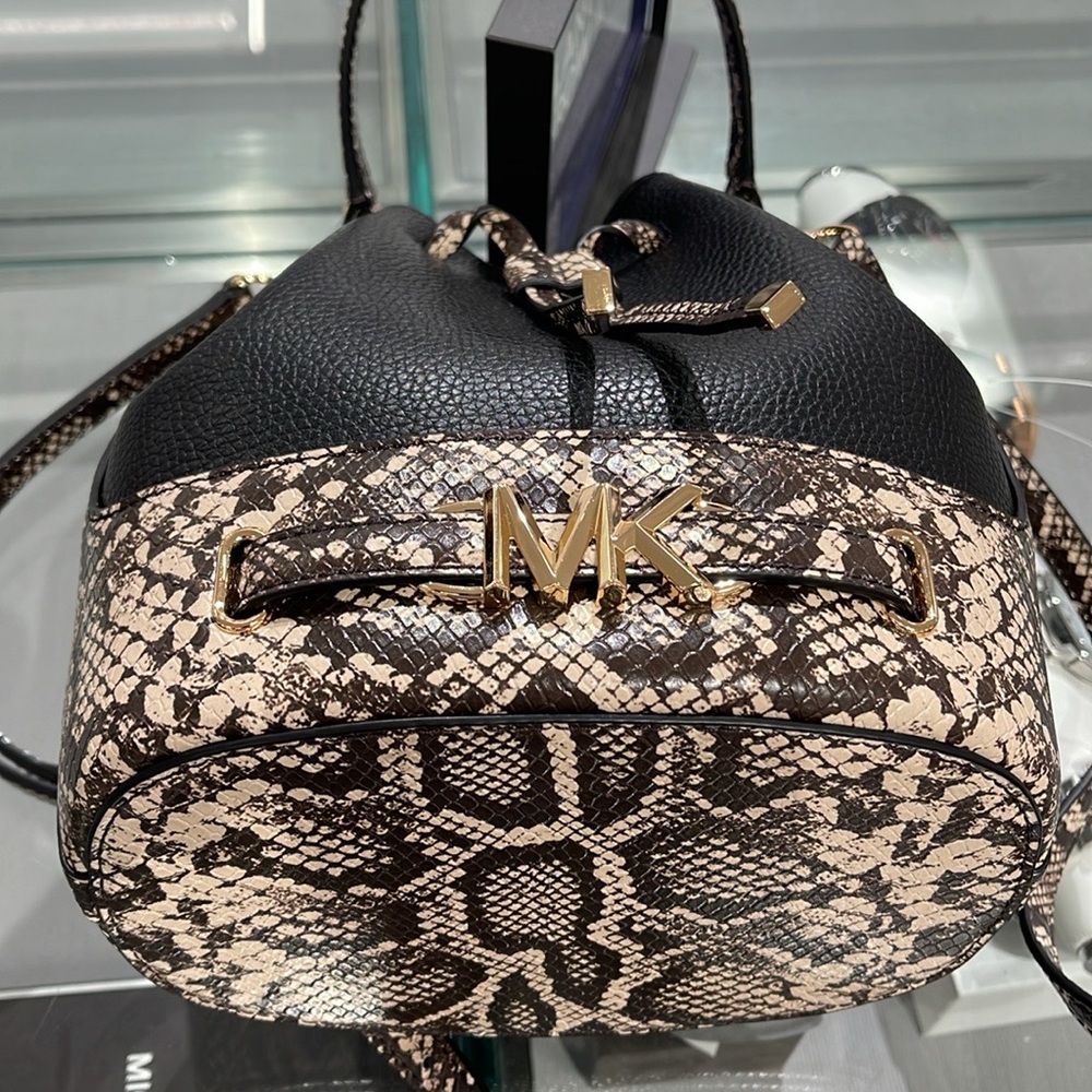 MICHAEL KORS
Reed Md Pebbled Leather Belted Bucket Messenger Satchel Crossbody - Picture 10 of 16